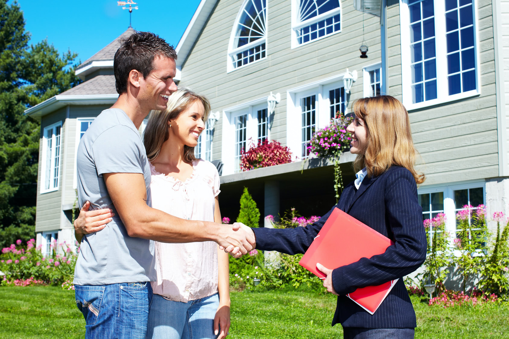 When purchasing a home, does the home insurance need to be in place prior to closing on the home?
